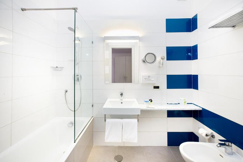 Superior Double Room with Sea View image 4