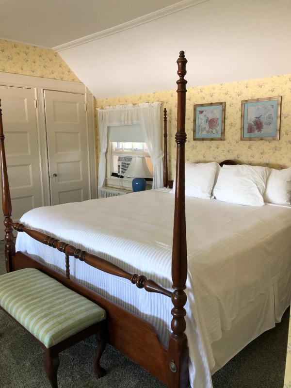 Deluxe King Room with Harbor View image 2