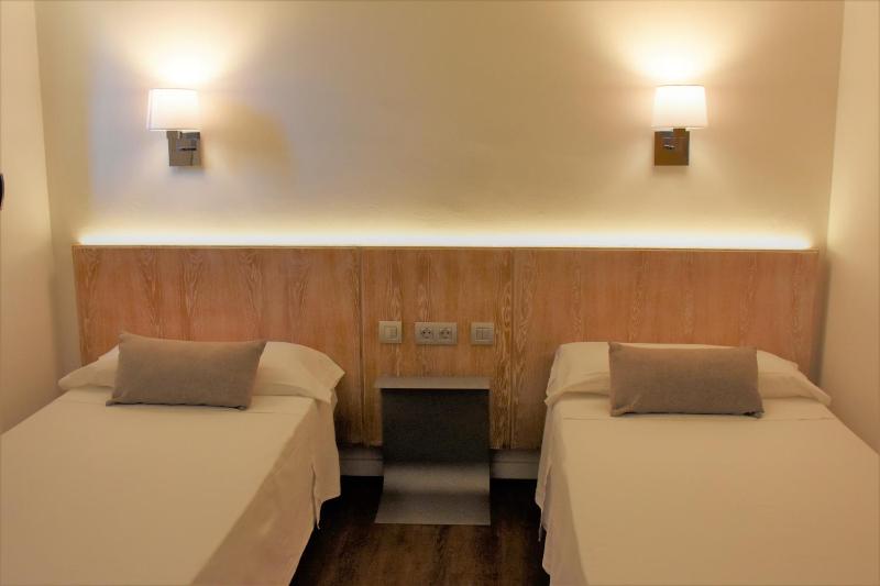 Twin Room image 1