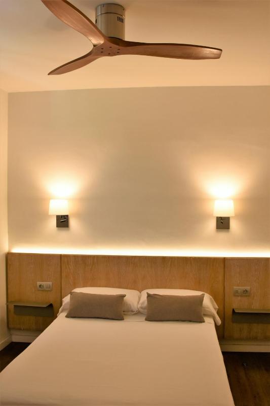 Single Room with Bath image 1