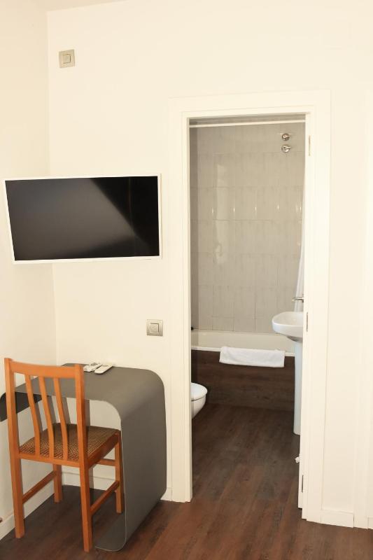 Single Room with Bath image 2