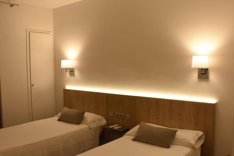Twin Room image 4