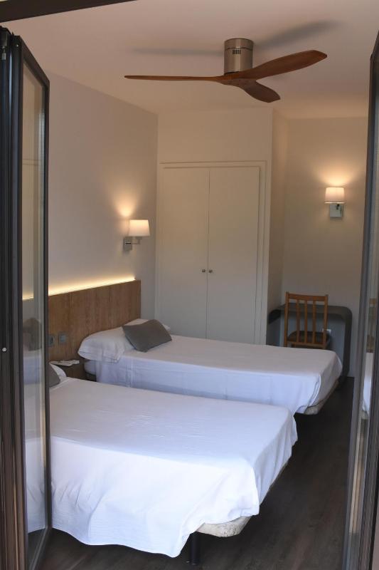 Twin Room image 3