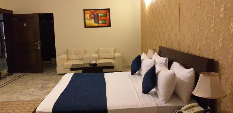 Deluxe Double Room with Balcony image 2