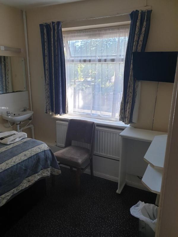 Single Room with Shared Bathroom image 1