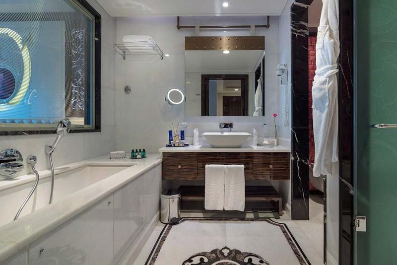 Queen Suite with Sea View image 2
