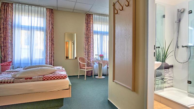 Standard Double Room - railroad side image 2