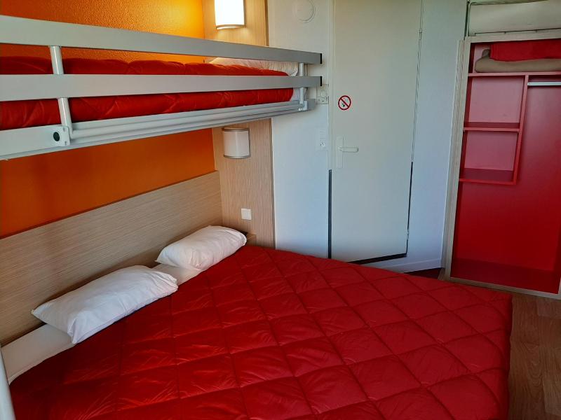 Triple Room (1 Double Bed + 1 Single Bed) image 4