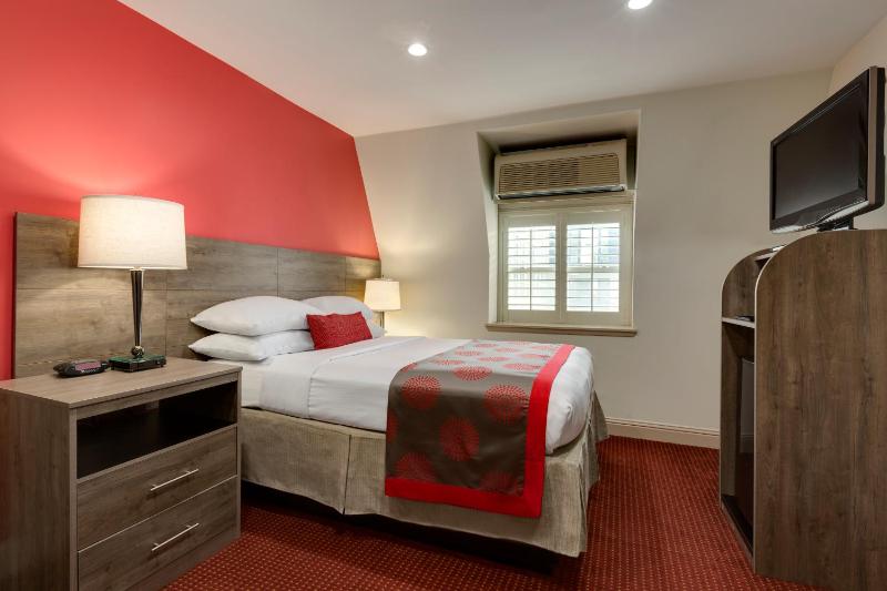 Queen Room - Non-Smoking image 3