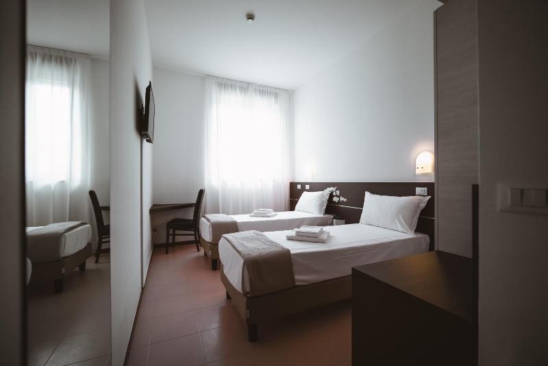 Standard Twin Room image 2