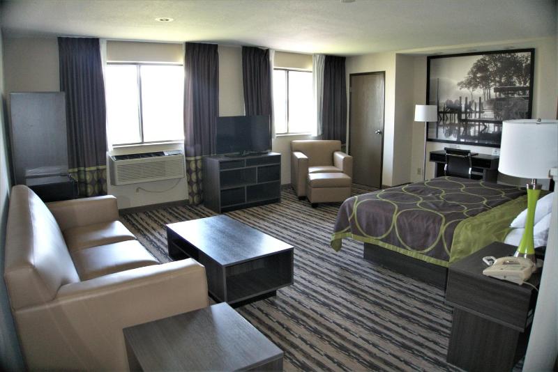 King Suite - Non-Smoking image 3