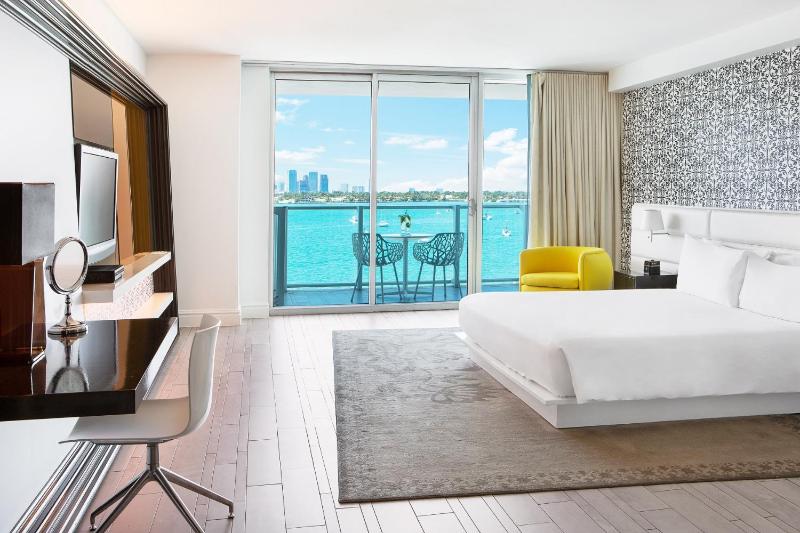 Deluxe Bay View Studio Suite w Balcony image 3