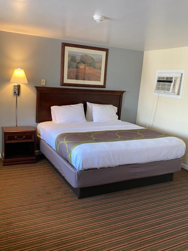 King Room - Non-Smoking image 2