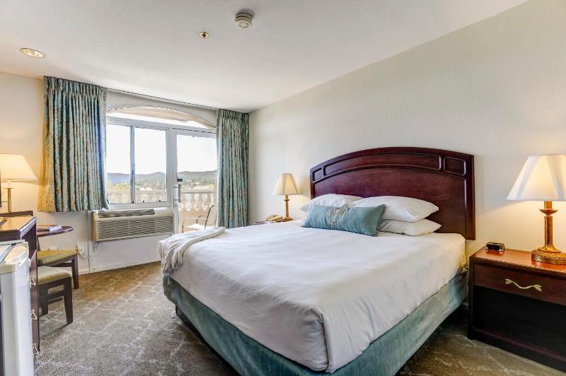 Standard King Room image 4