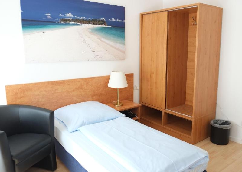Single Room with Bathroom image 3