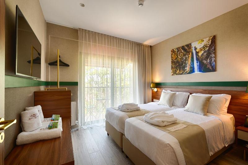 Double or Twin Room with Balcony image 2