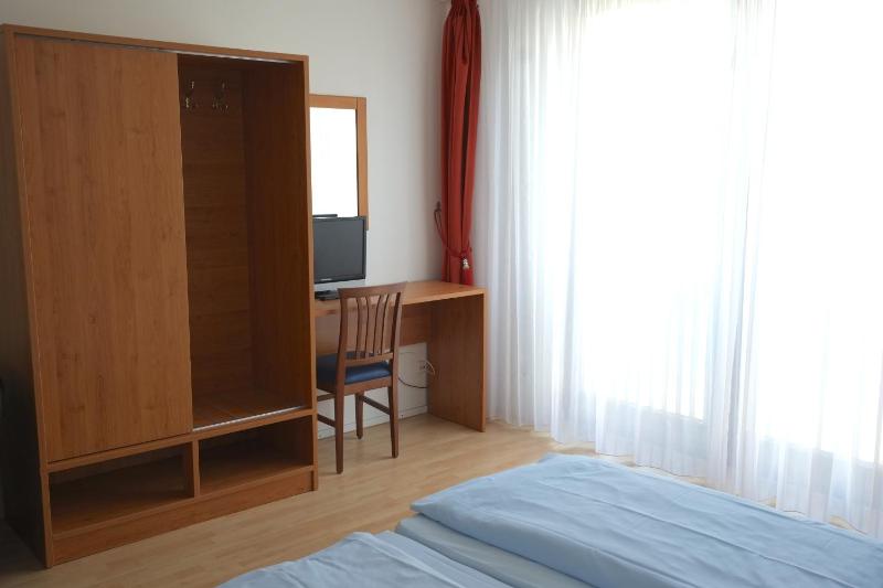 Triple Room with Bathroom image 4