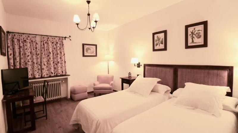 Budget Double Room image 4