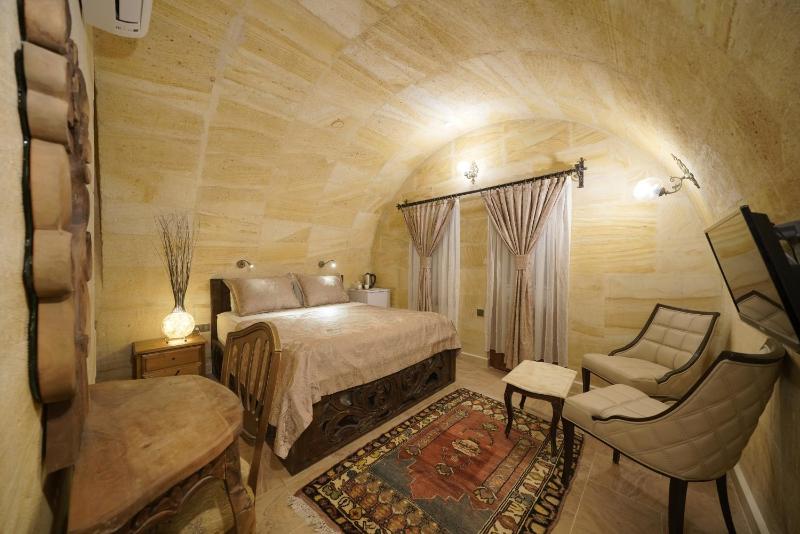 Double Room with Balcony image 3