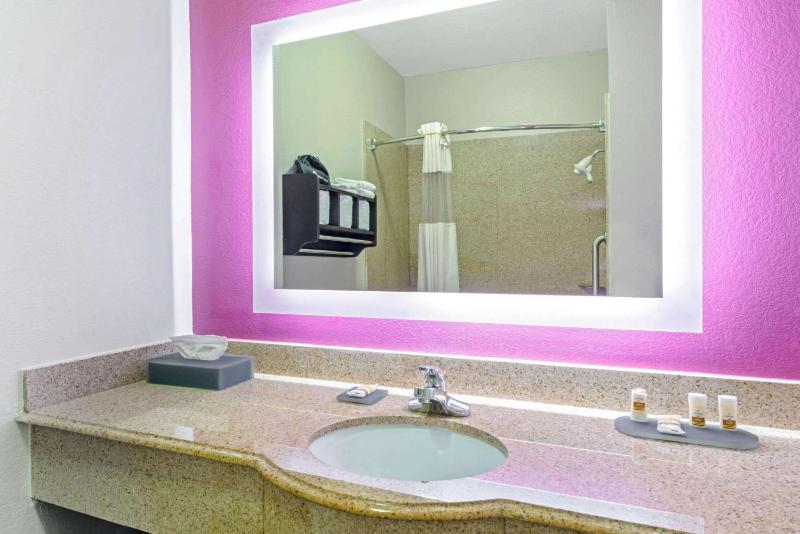 Deluxe King Room image 4