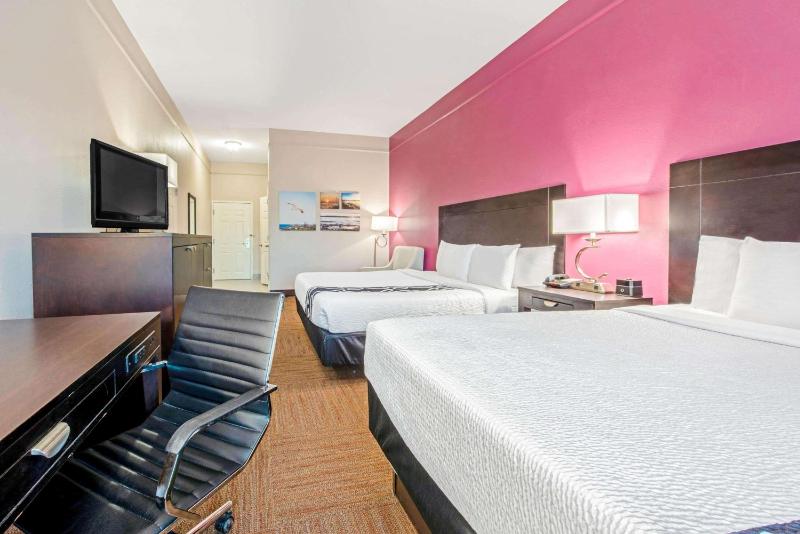 Deluxe King Room with Two King Beds - Non-Smoking image 2