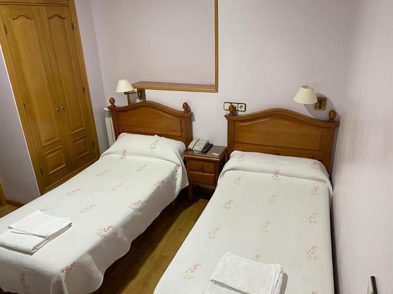 Twin Room image 3