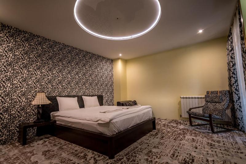 Triple Room with Balcony image 3