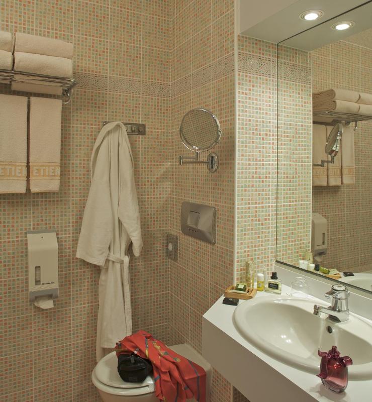 Privilege Twin Room image 4