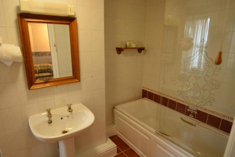 Twin Room image 3