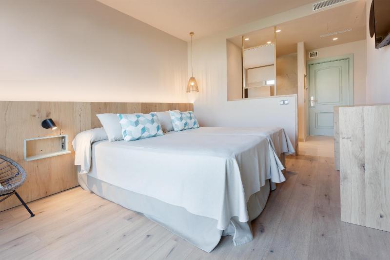 Deluxe Room image 4