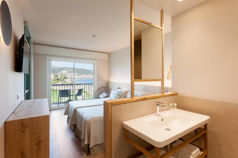 Superior Deluxe Double or Twin Room  image 3