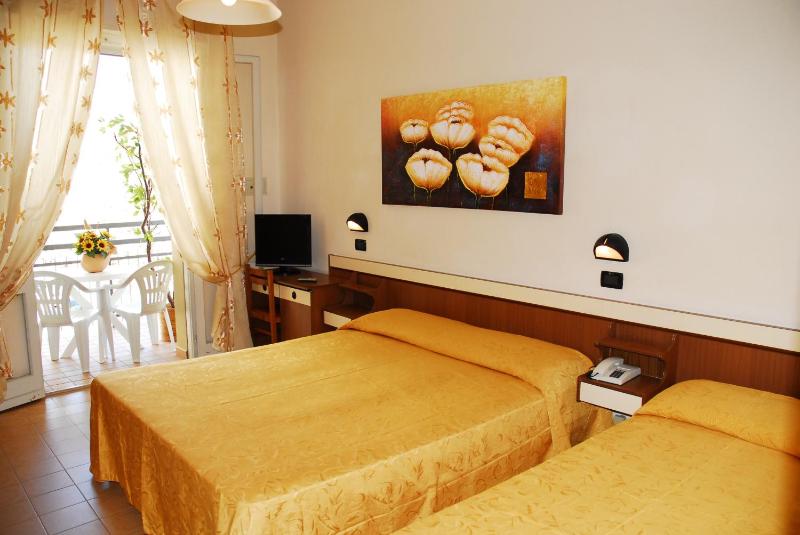 Triple Room with Balcony image 4