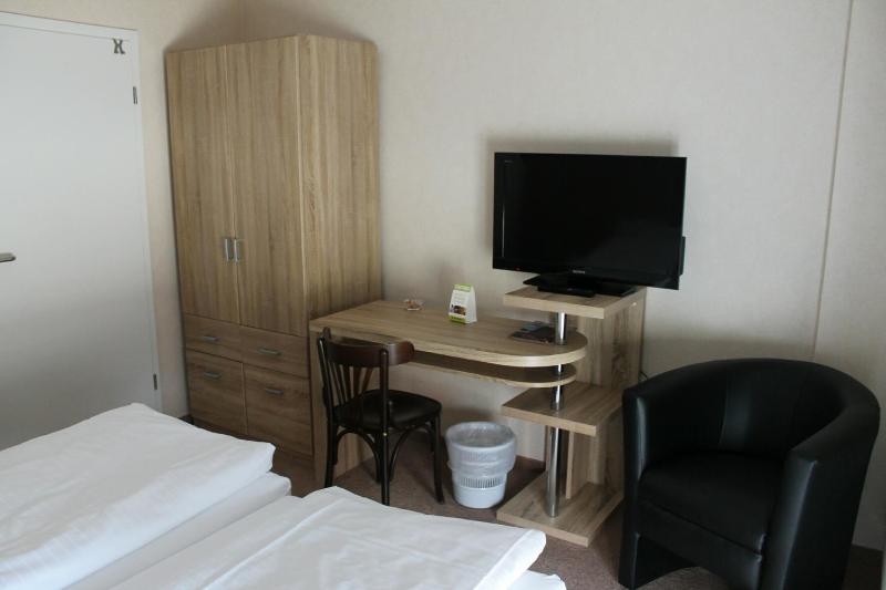 Deluxe Double or Twin Room image 3