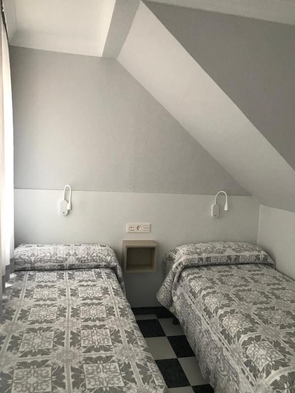 Economy Twin Room image 3