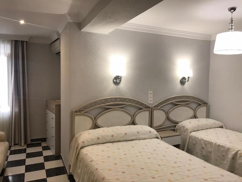 Standard Quadruple Room image 1