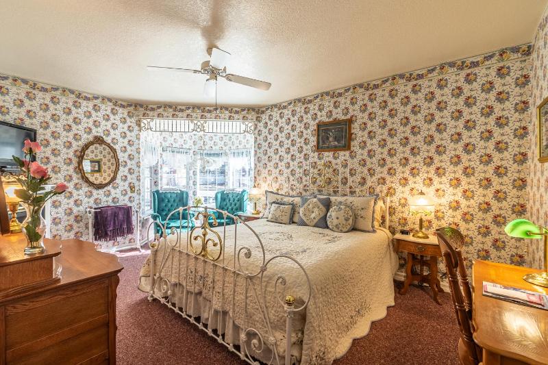 Deluxe Suite image 1