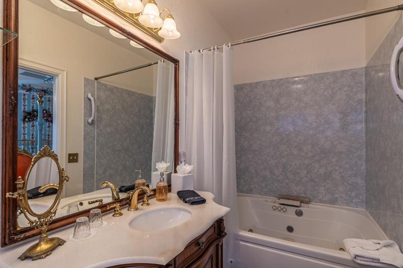 Deluxe Suite image 2