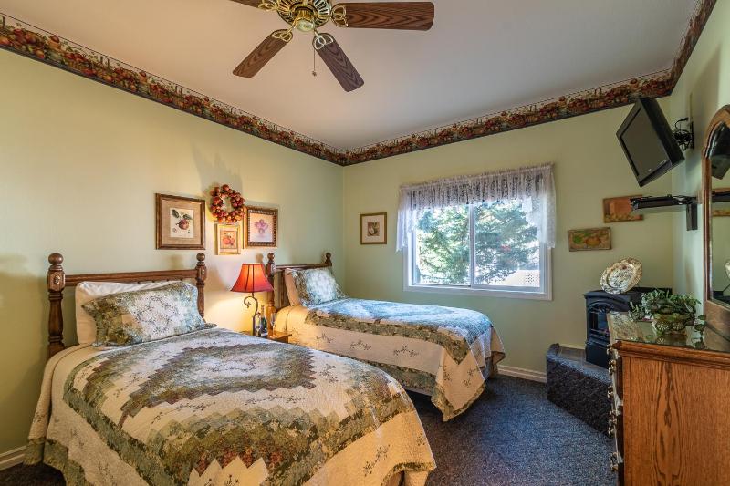 Apples Bed and Breakfast Inn - image 2
