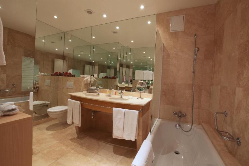 Deluxe Double Room with Balcony and Lake View image 4