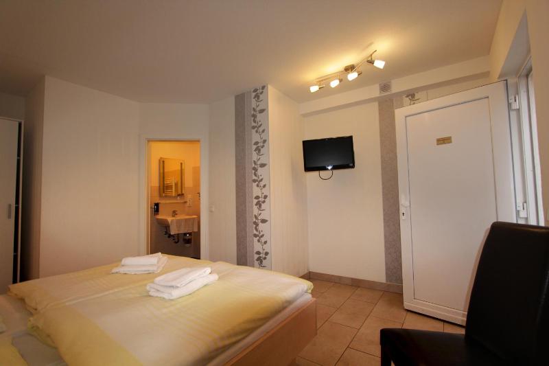 Double Room image 4