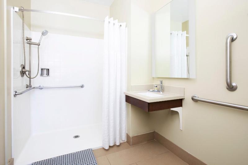 Queen Room with Accessible Roll In Shower - Non-Smoking image 3