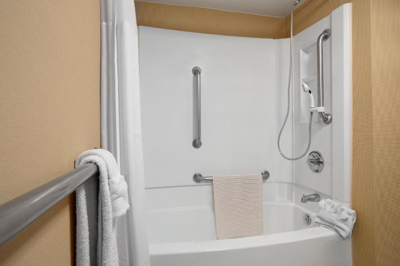 Queen Room - Mobility Access/Non-Smoking image 4