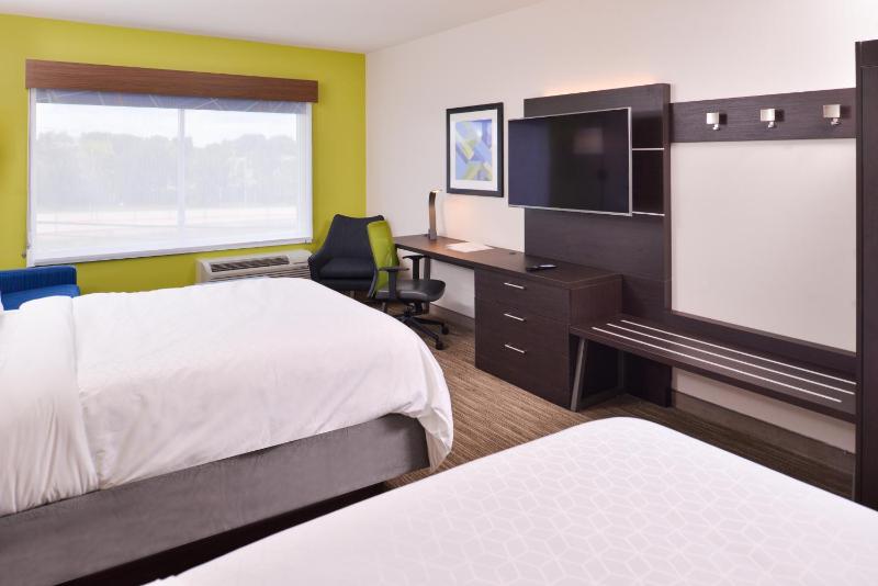 Standard Queen Room with Two Queen Beds image 3