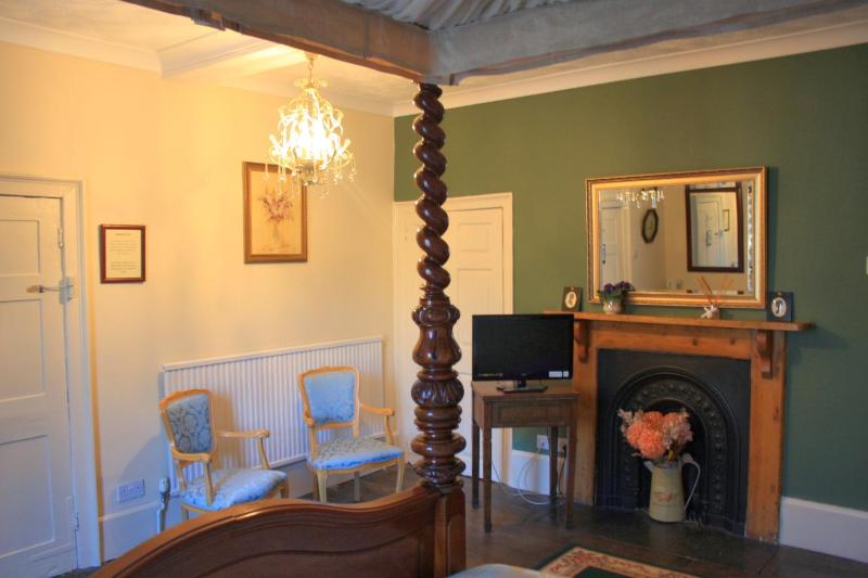 Superior Double Room with Four Poster Bed image 4