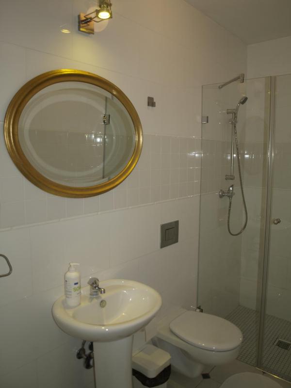 Twin Room image 3