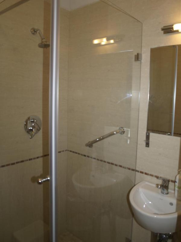 Twin Room image 3