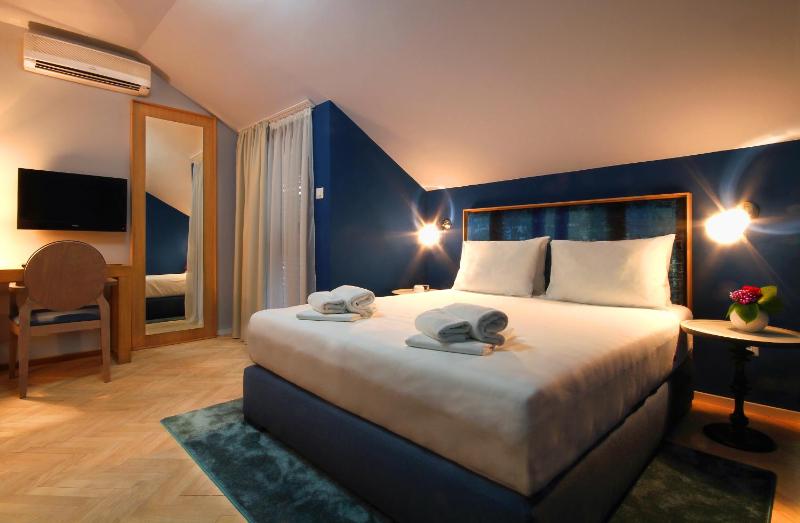 Superior Double Room with Partial Sea View image 1