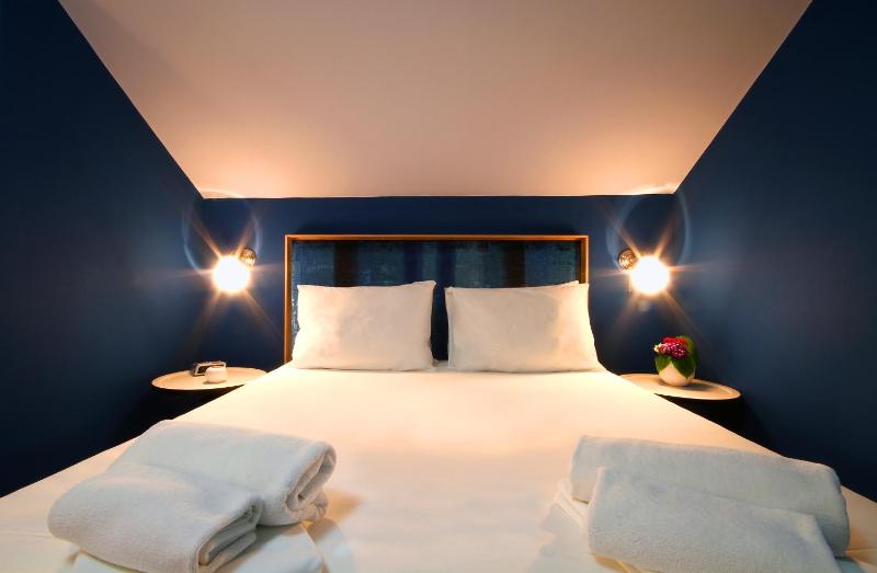 Superior Double Room with Partial Sea View image 4