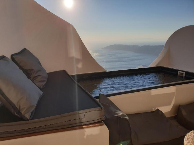 Honeymoon Suite with heated Plunge Pool and Caldera View image 3
