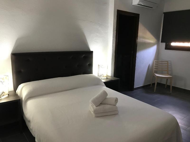Budget Double Room image 4
